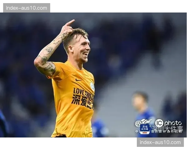 卡尔采夫双后腰构筑屏障 新鹏城中场防守硬度保障